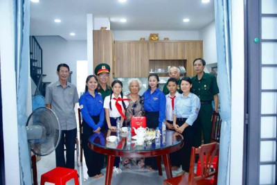 Thăm gia đình chính sách nhân kỷ niệm 81 năm Ngày thành lập Quân đội Nhân dân Việt Nam (22/12/1944 – 22/12/2025)