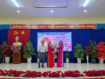Trao quyết định kiện toàn Tổ trưởng, tổ phó chuyên môn và chia tay cô Phùng Kim Phát - TTCM tổ Tiếng anh về hưu