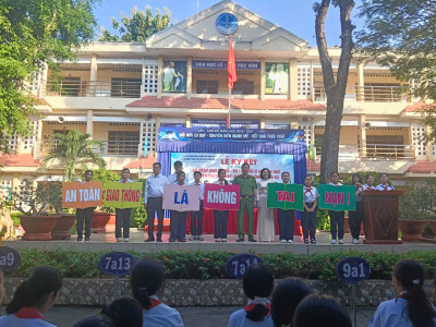 Trường THCS Chu Văn An tổ chức lễ ký kết An toàn giao thông "Em là chiến sĩ an ninh nhỏ" năm học 2026 - 2027