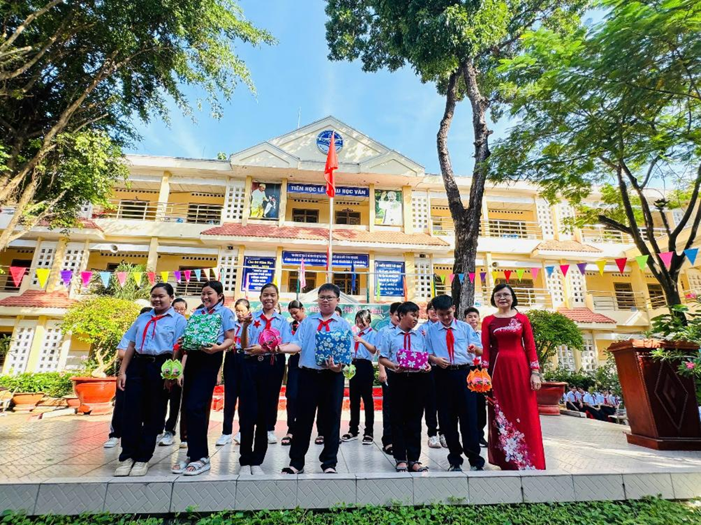 Trường THCS Chu Văn An, phường Thủ Dầu Một, Thành phố Hồ Chí Minh tổ chức Vui Trung thu cho học sinh, năm học 2025 – 2026