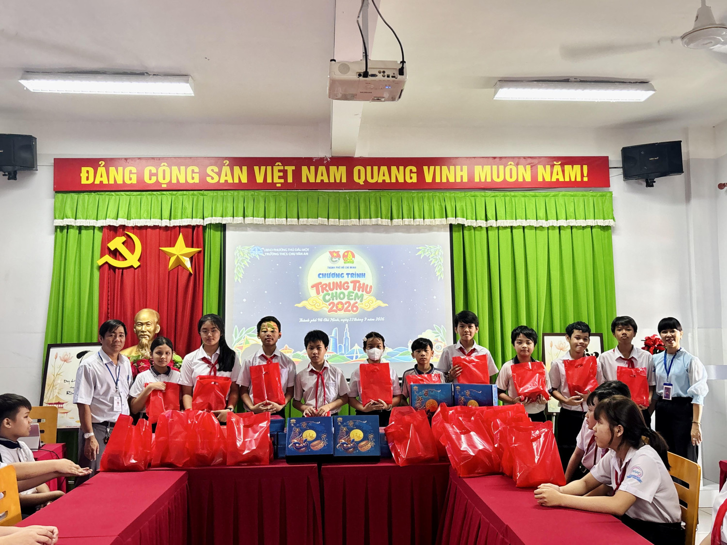Ấm áp trao tặng quà trung thu cho học sinh trường THCS Chu Văn An năm 2026