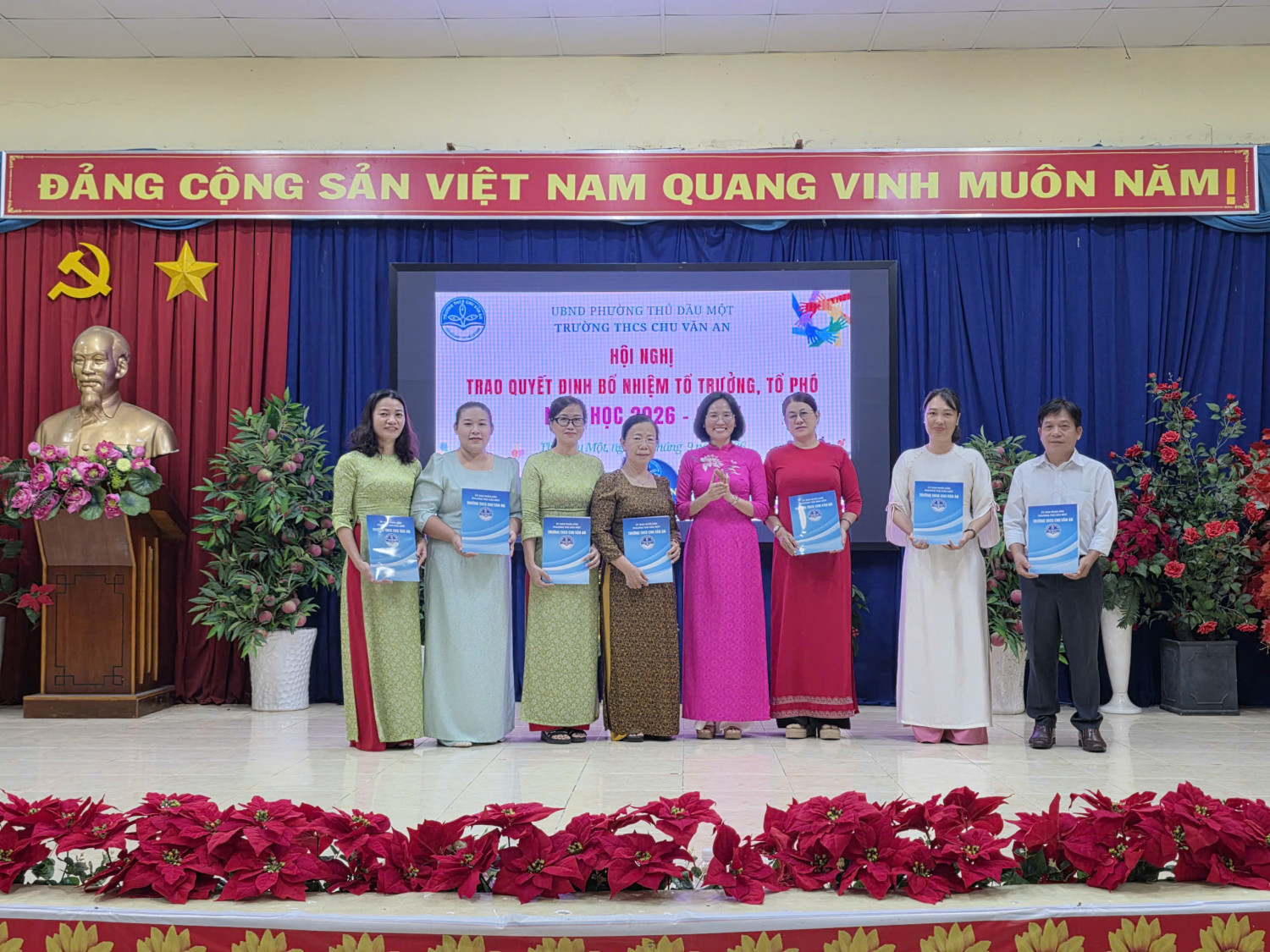 Họp hội đồng tháng 9 - Trao quyết định phân công tổ trưởng, tổ phó chuyên môn, văn phòng năm học 2026-2027