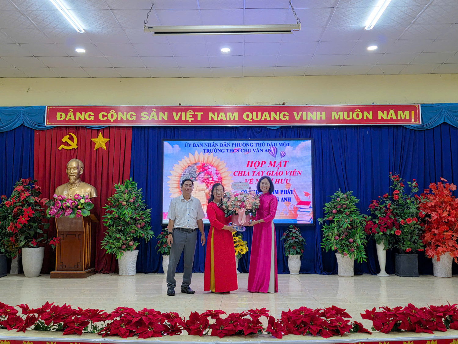 Trao quyết định kiện toàn Tổ trưởng, tổ phó chuyên môn và chia tay cô Phùng Kim Phát - TTCM tổ Tiếng anh về hưu